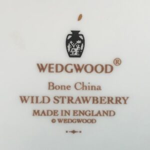 WEDGWOOD: イギリス製ワイルドストロベリー皿バックスタンプ　筆者所有品